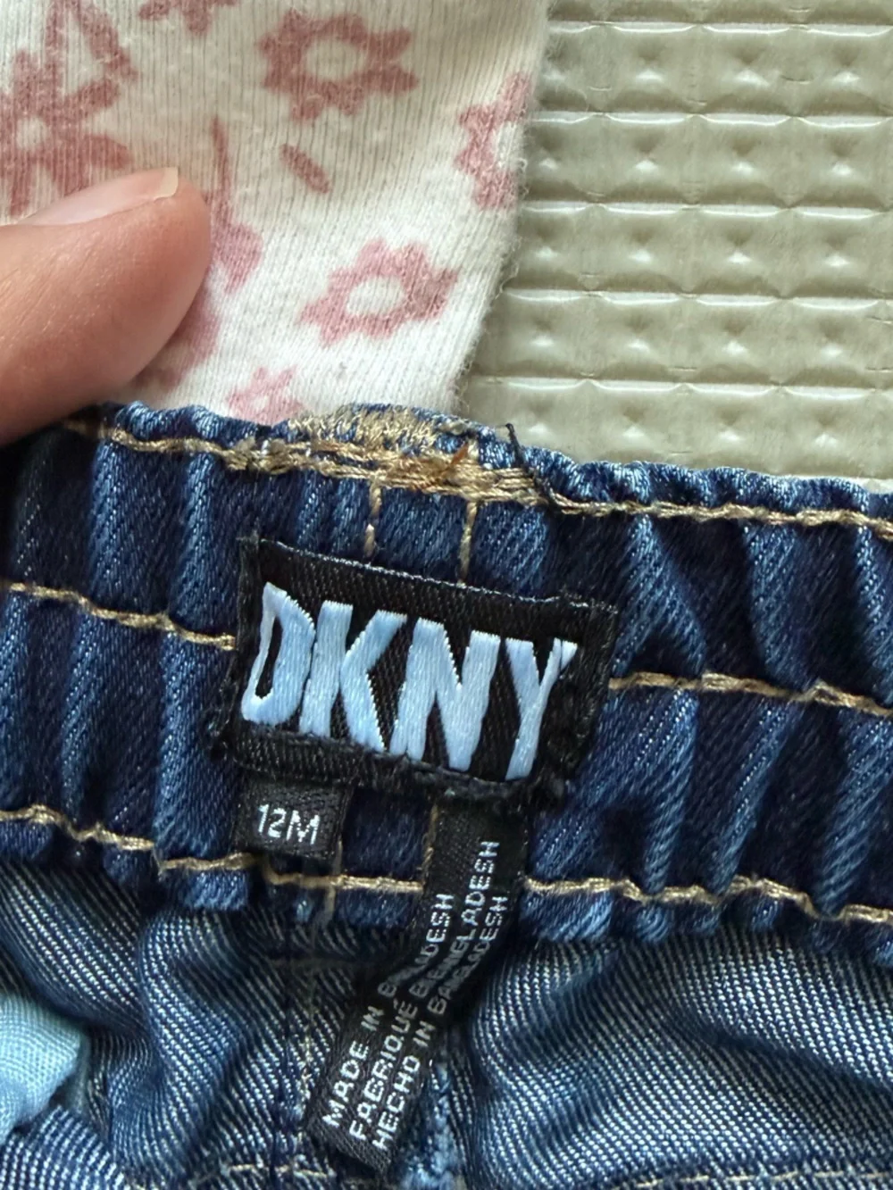 DKNY|Baby girl set,White & blush pink ditsy floral onesie & Dark Blue jeans•12M